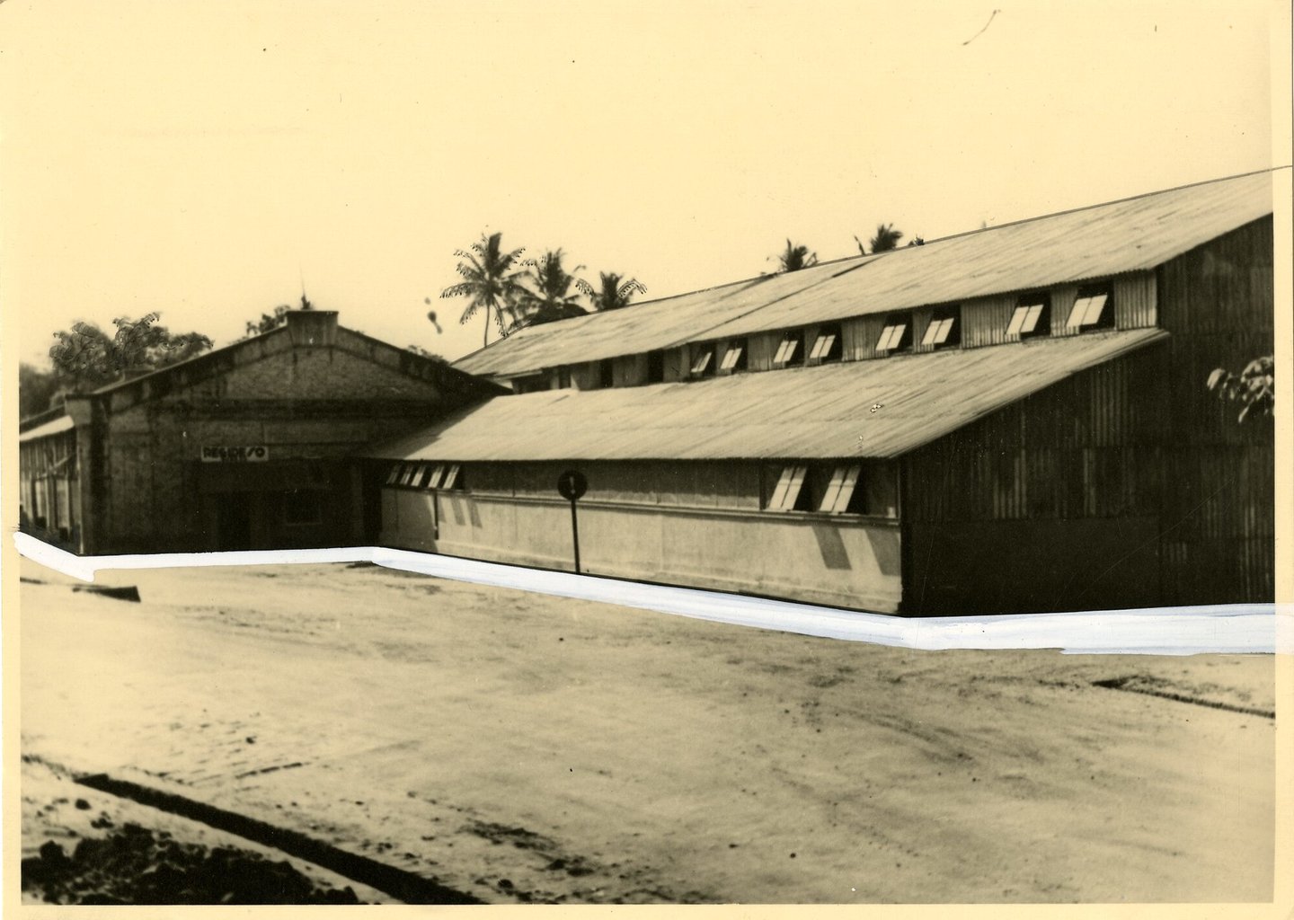 Gebouw met machinezaal van elektriciteitscentrale in Kisangani (Congo)