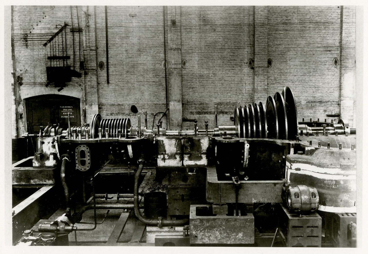 Assemblage van stoomturbine in een montagehal van machinebouwer Van den Kerchove in Gent