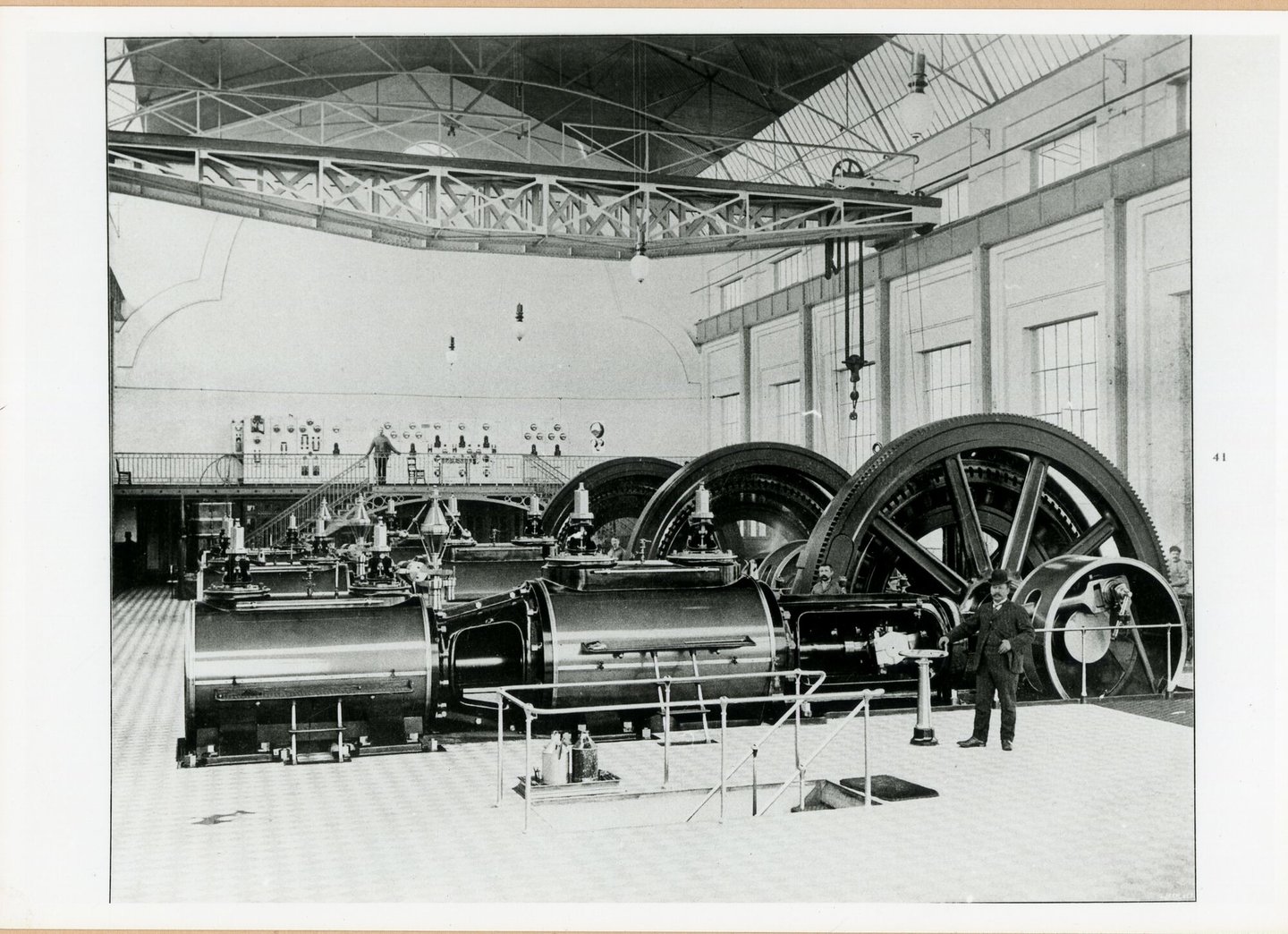 Machinezaal met stoommachine van elektriciteitscentrale van Compagnie Générale des Tramways d'Anvers in Merksem