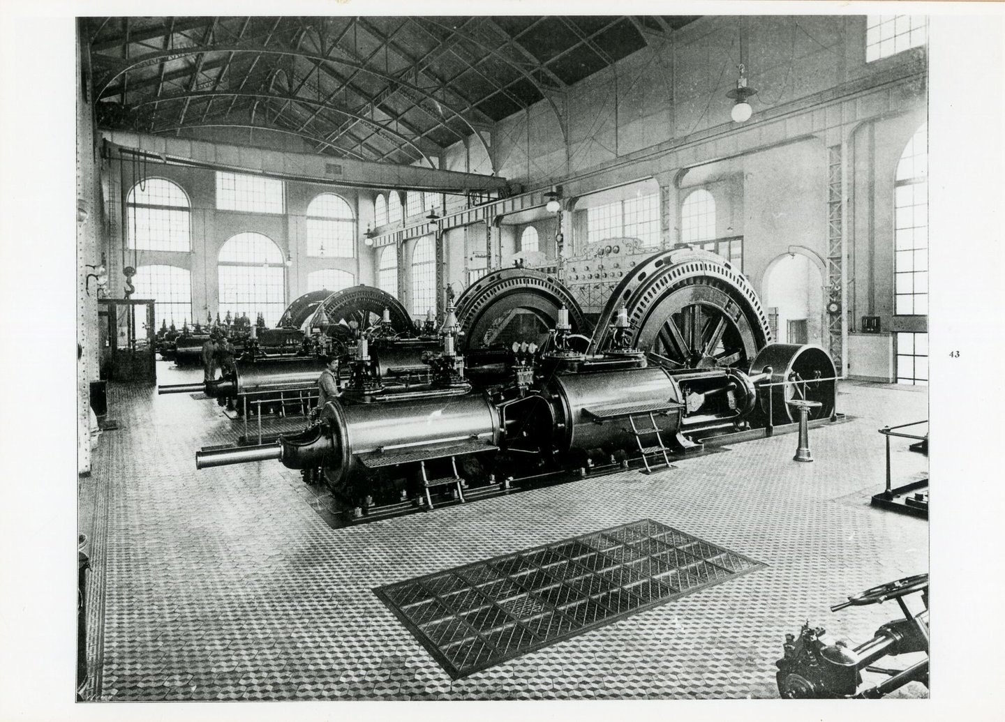 Machinezaal met stoommachines van elektriciteitscentrale van Compagnie d'Electricité de l'Est-Parisien