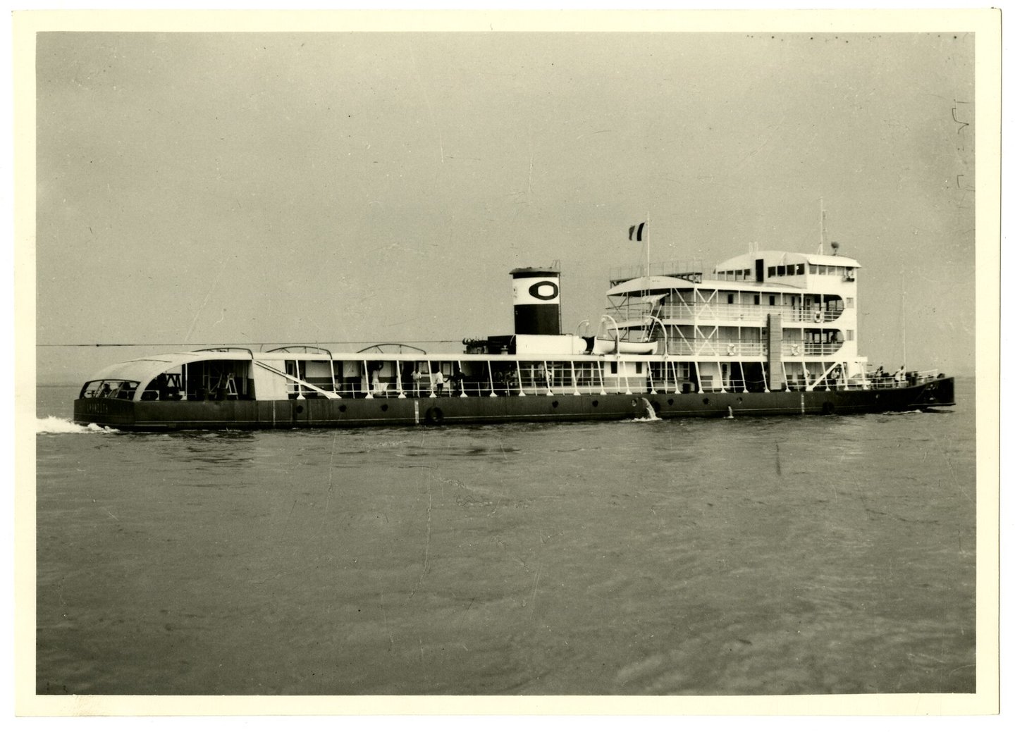 Duwboot Kwamouth tijdens vaart op de Congo-rivier