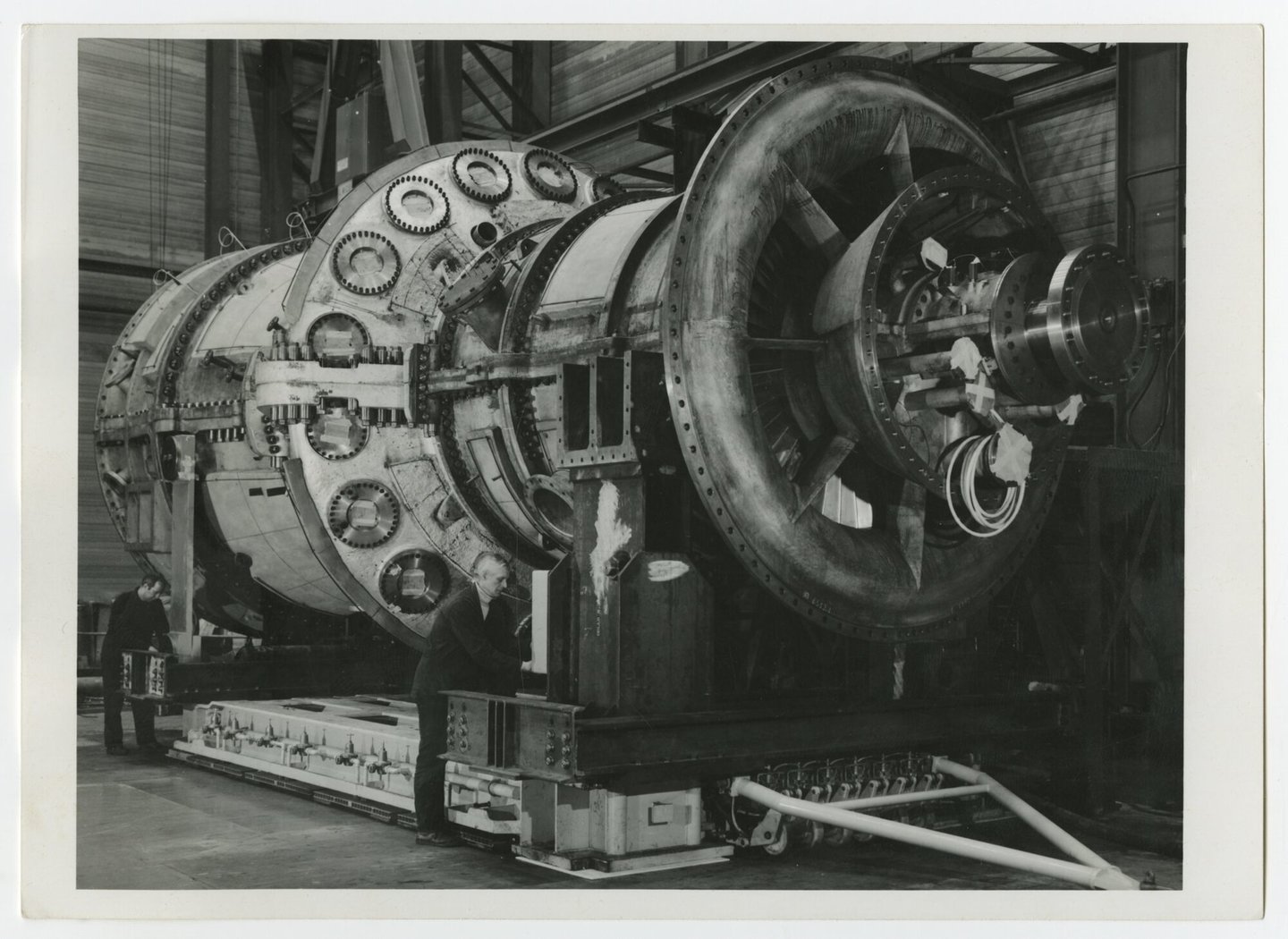 Assemblage van gasturbine in een montagehal van machinebouwer ACEC-Westinghouse in Gent