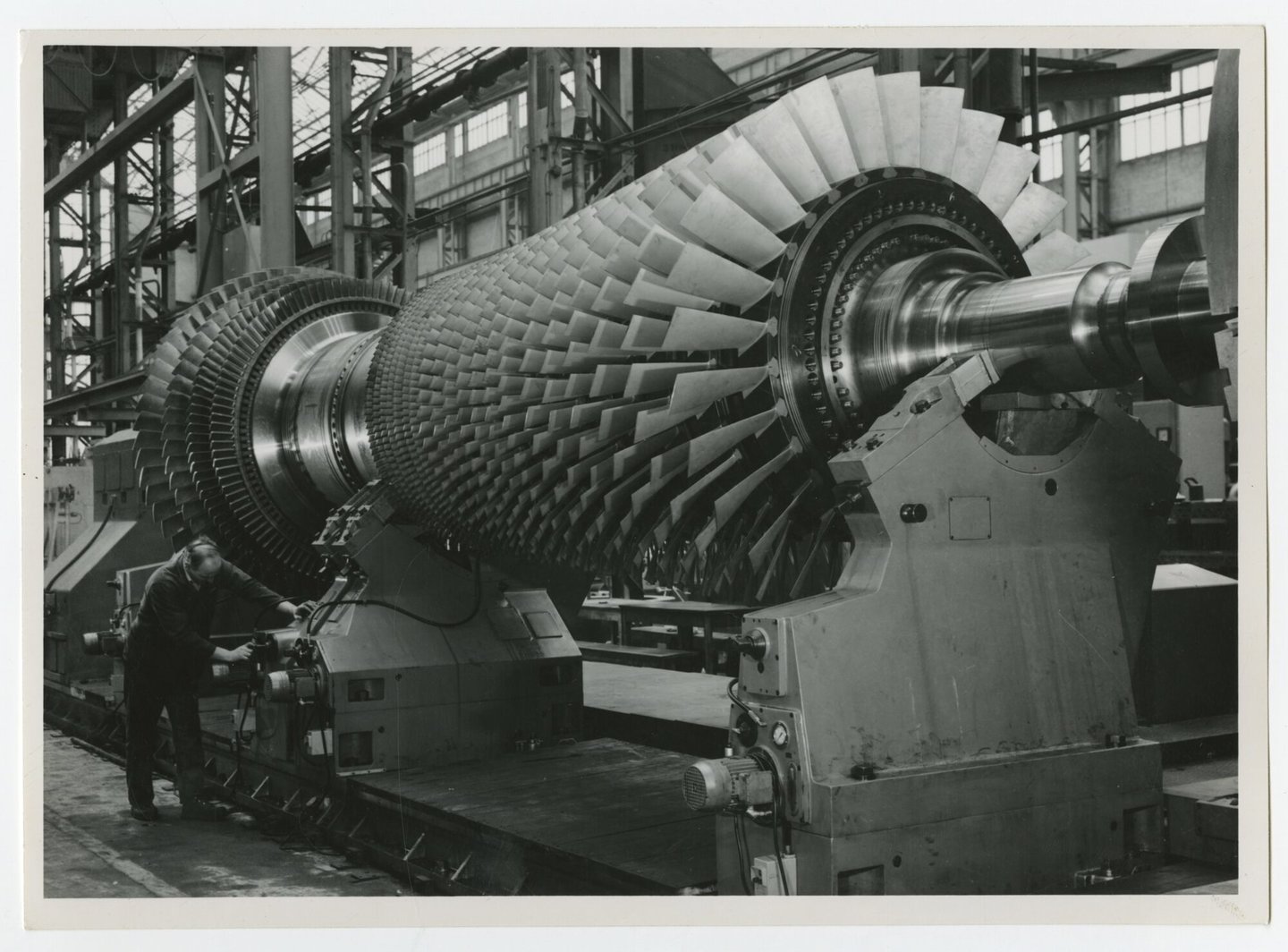 Assemblage van gasturbine in een montagehal van machinebouwer ACEC-Westinghouse in Gent