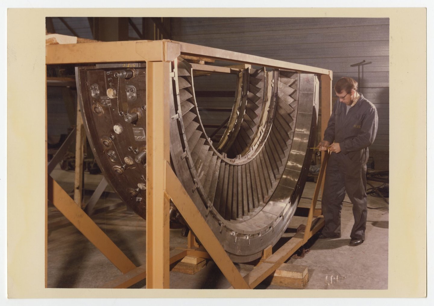 Assemblage van gasturbine in een montagehal van machinebouwer ACEC-Westinghouse in Gent