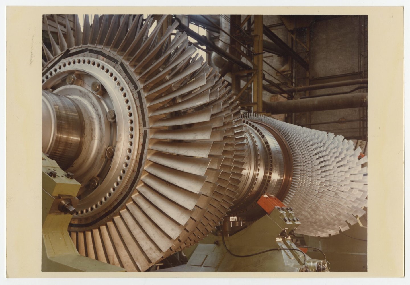 Assemblage van gasturbine in een montagehal van machinebouwer ACEC-Westinghouse in Gent