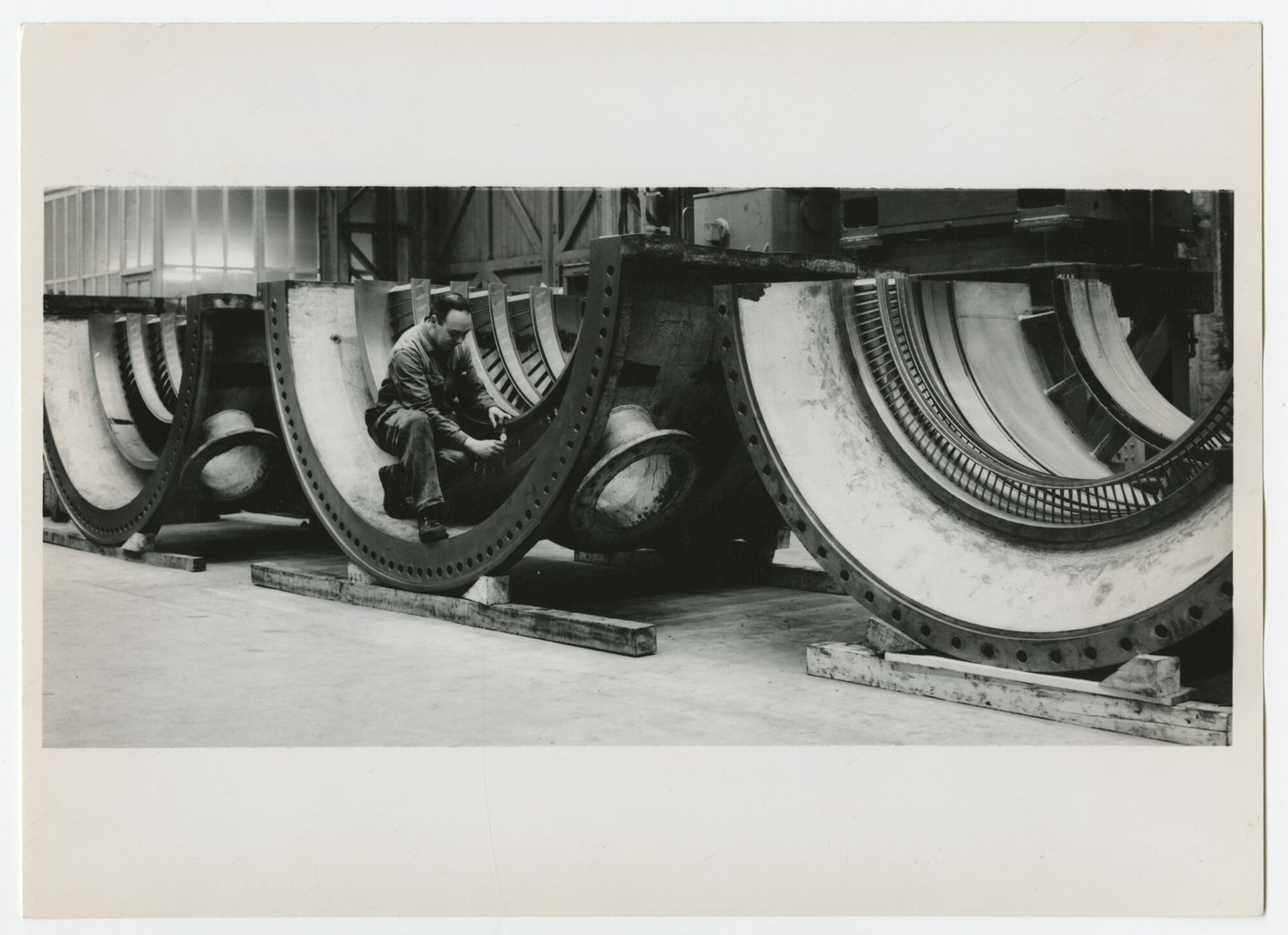 Assemblage van gasturbine in een montagehal van machinebouwer ACEC-Westinghouse in Gent