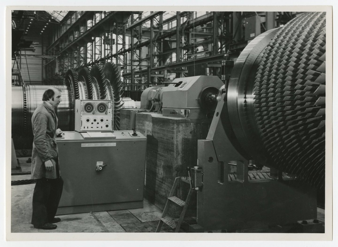 Assemblage van gasturbine in een montagehal van machinebouwer ACEC-Westinghouse in Gent