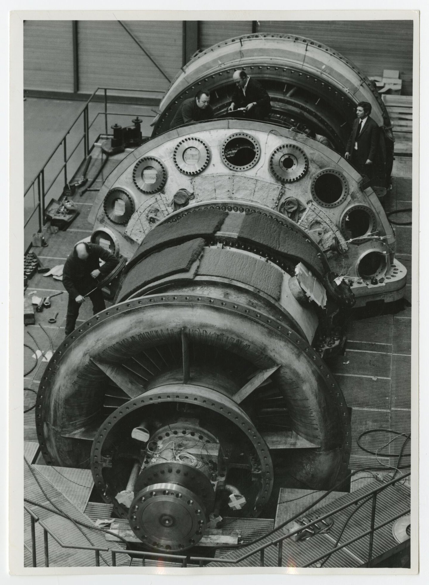 Assemblage van gasturbine in een montagehal van machinebouwer ACEC-Westinghouse in Gent