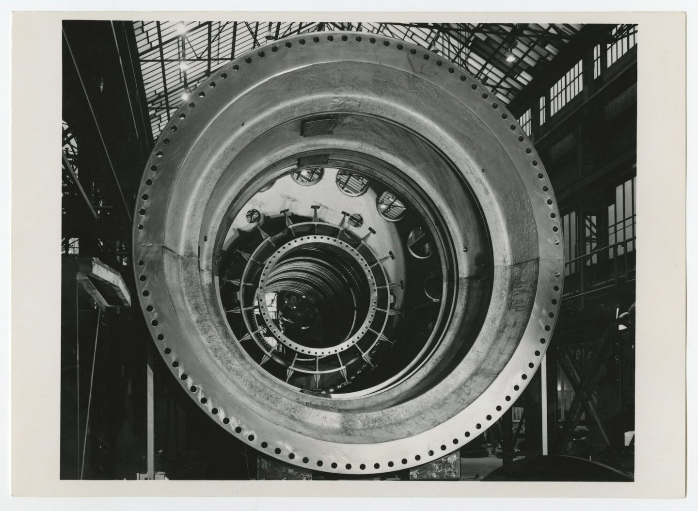 Assemblage van gasturbine in een montagehal van machinebouwer ACEC-Westinghouse in Gent