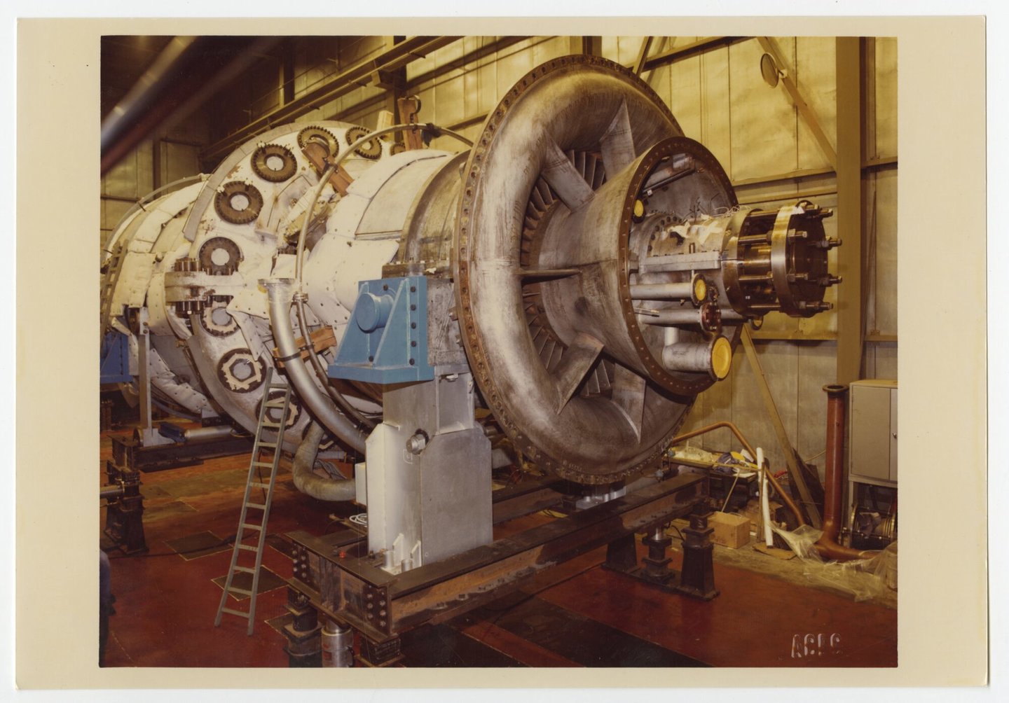 Assemblage van gasturbine in een montagehal van machinebouwer ACEC-Westinghouse in Gent