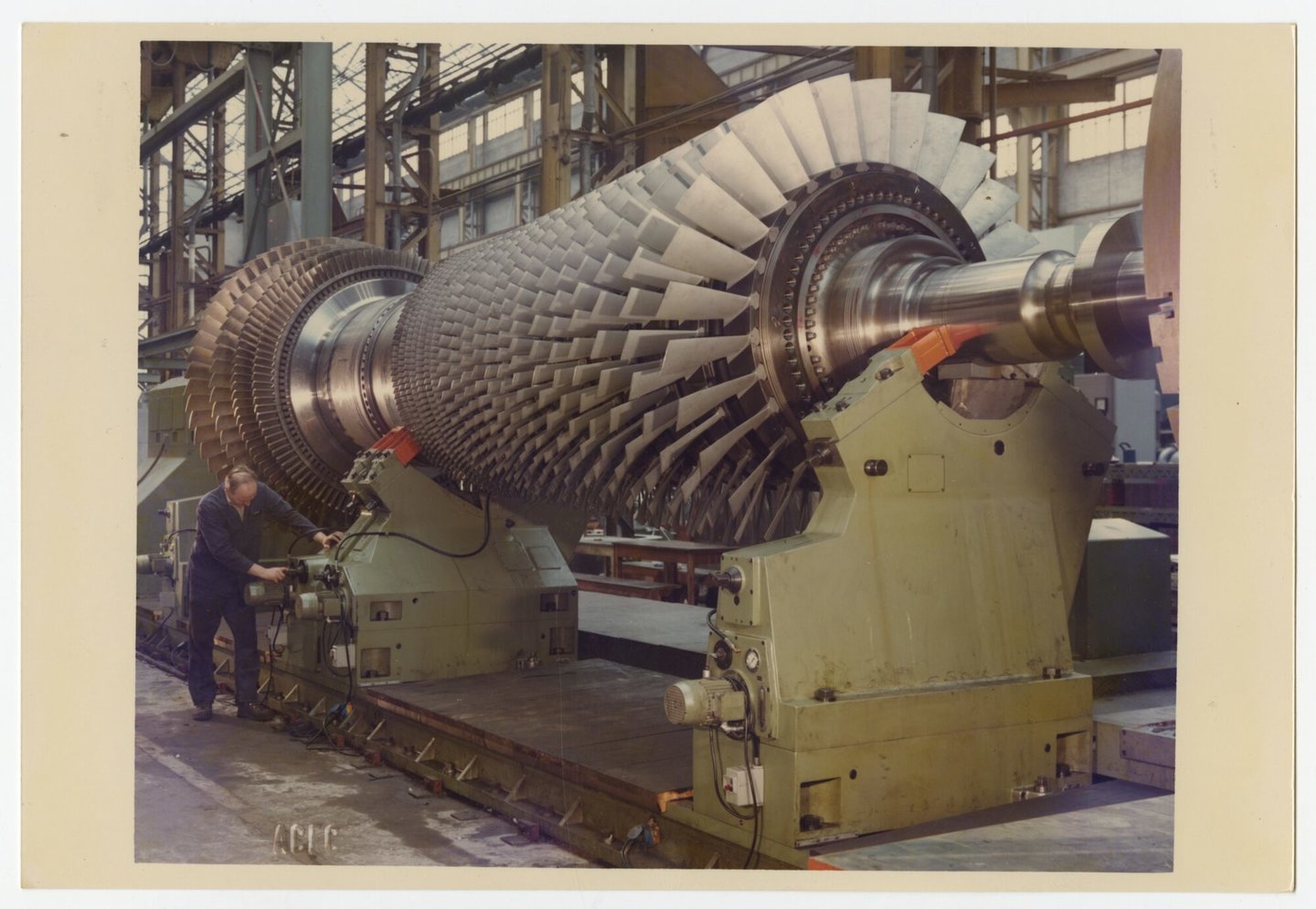 Assemblage van gasturbine in een montagehal van machinebouwer ACEC-Westinghouse in Gent