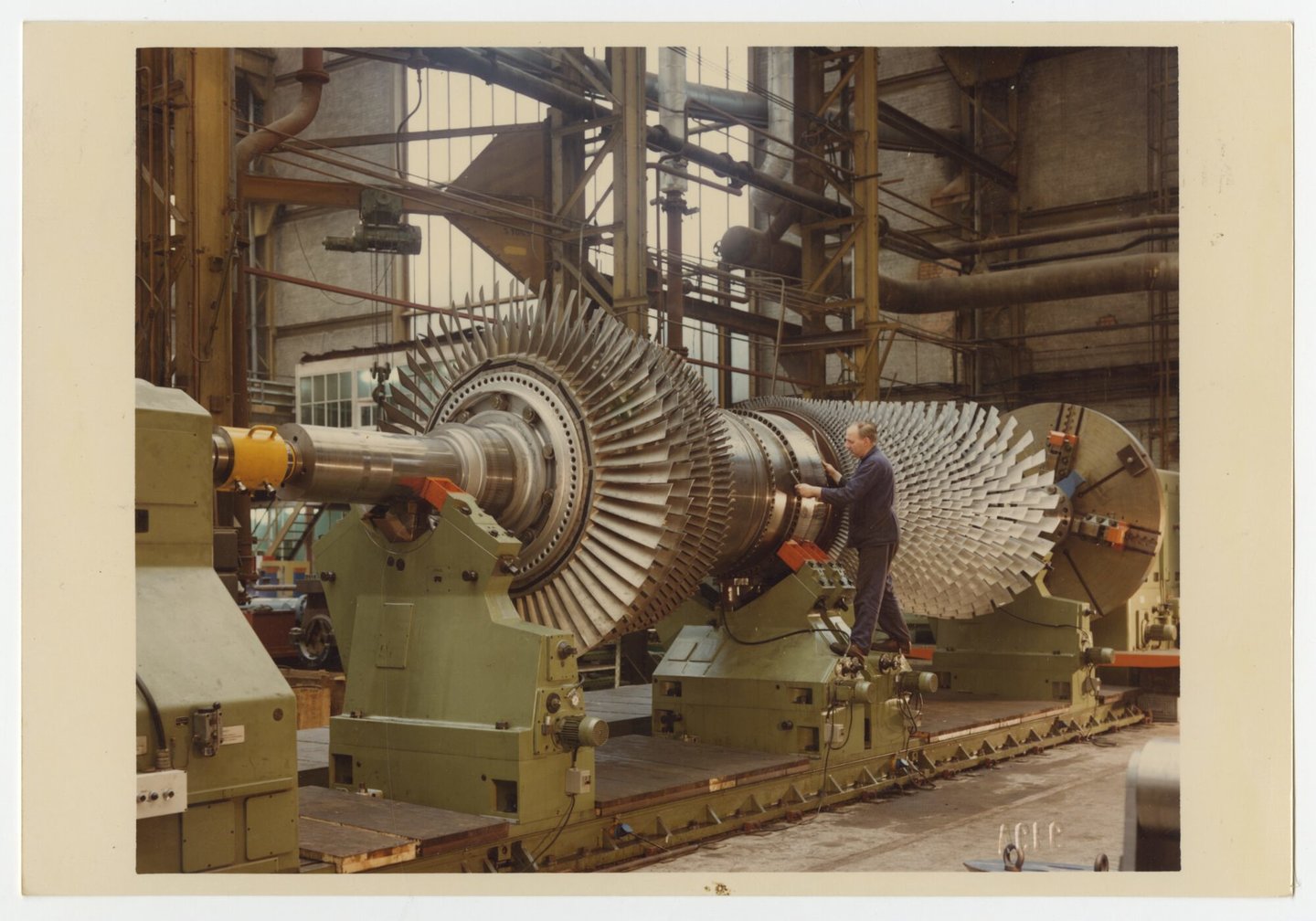 Assemblage van gasturbine in een montagehal van machinebouwer ACEC-Westinghouse in Gent