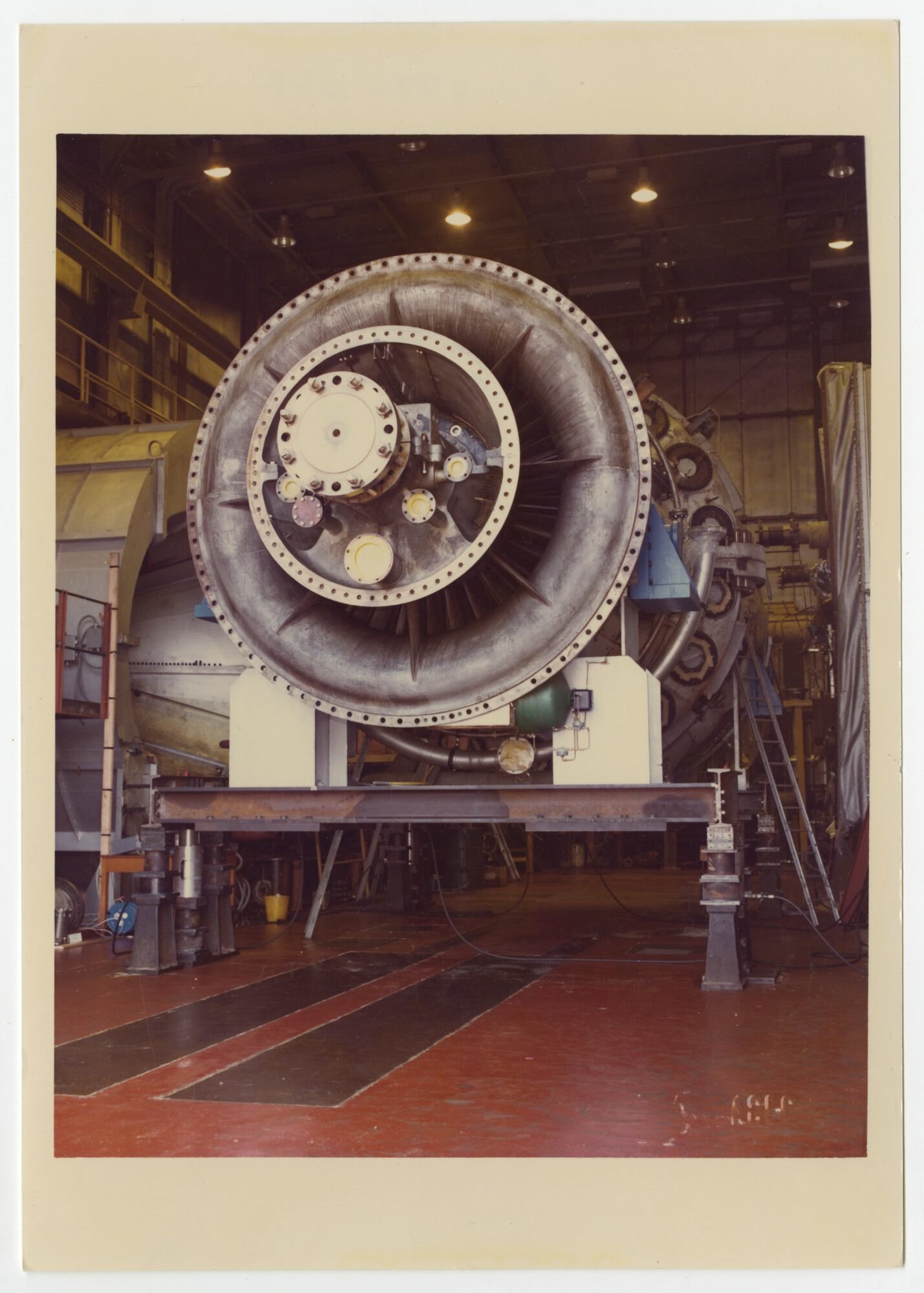 Assemblage van gasturbine in een montagehal van machinebouwer ACEC-Westinghouse in Gent