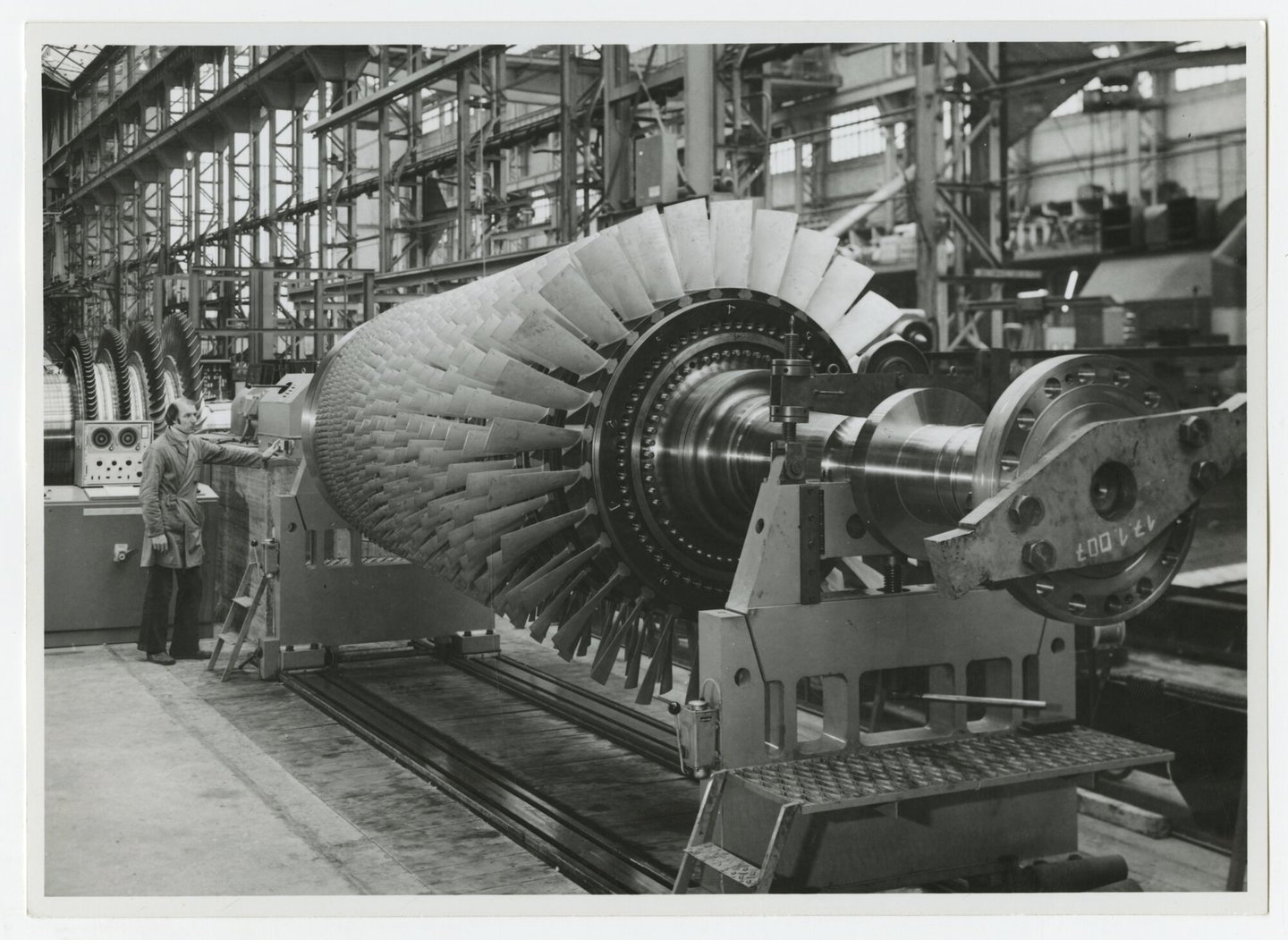 Assemblage van gasturbine in een montagehal van machinebouwer ACEC-Westinghouse in Gent