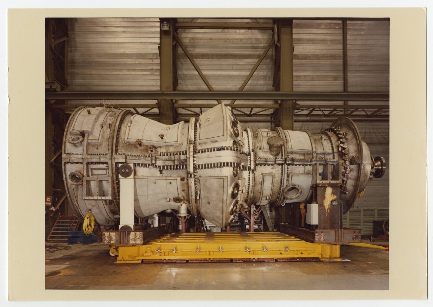 Assemblage van gasturbine in een montagehal van machinebouwer ACEC-Westinghouse in Gent