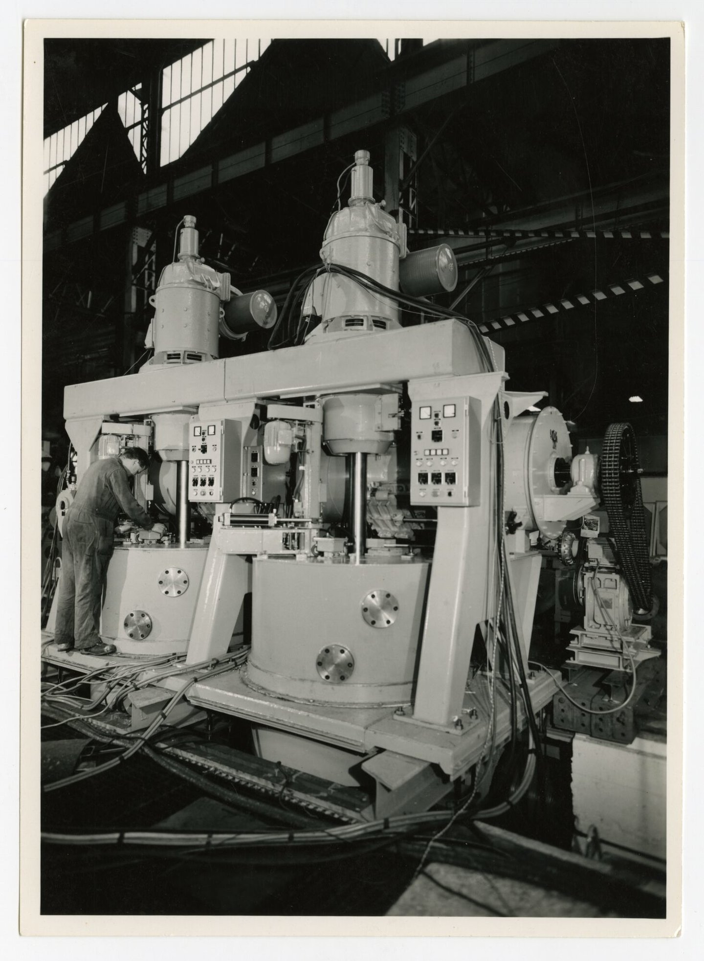 Assemblage van suikercentrifuges in een montagehal van machinebouwer ACEC in Gent