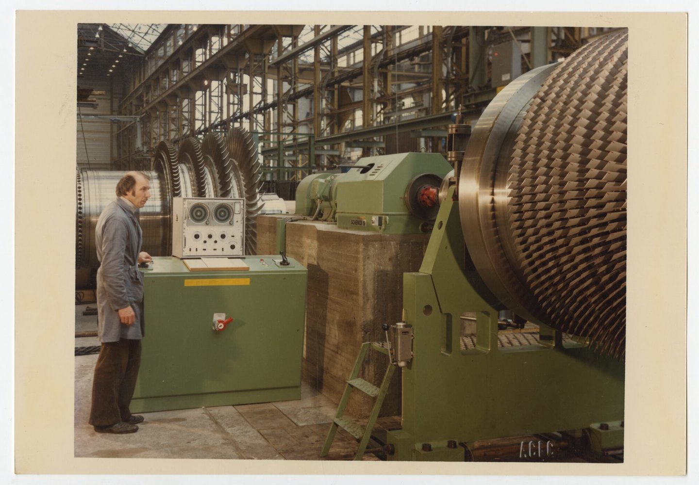 Assemblage van gasturbine in een montagehal van machinebouwer ACEC-Westinghouse in Gent