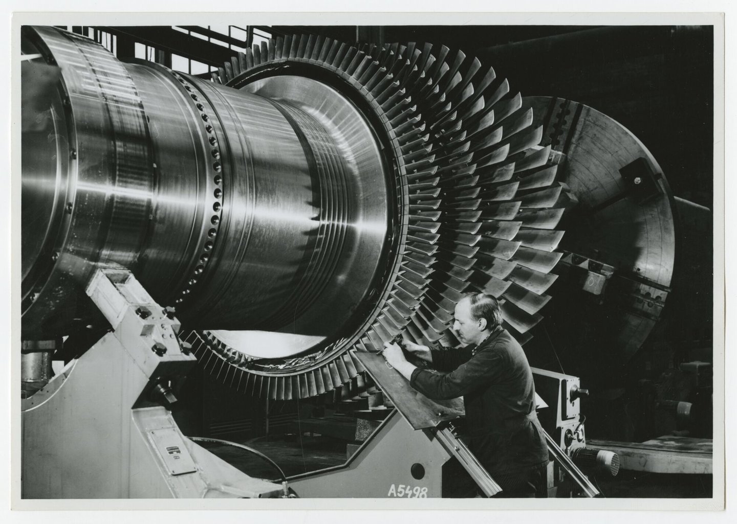 Assemblage van gasturbine in een montagehal van machinebouwer ACEC-Westinghouse in Gent