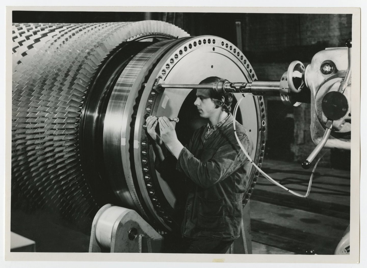 Assemblage van gasturbine in een montagehal van machinebouwer ACEC-Westinghouse in Gent