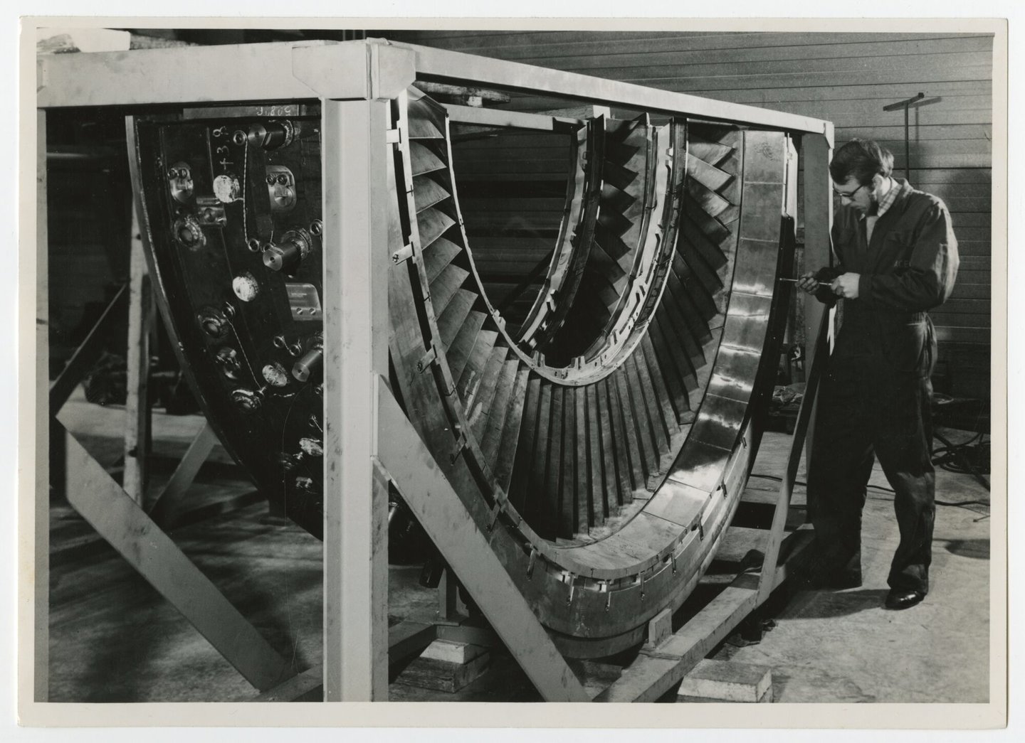 Assemblage van gasturbine in een montagehal van machinebouwer ACEC-Westinghouse in Gent