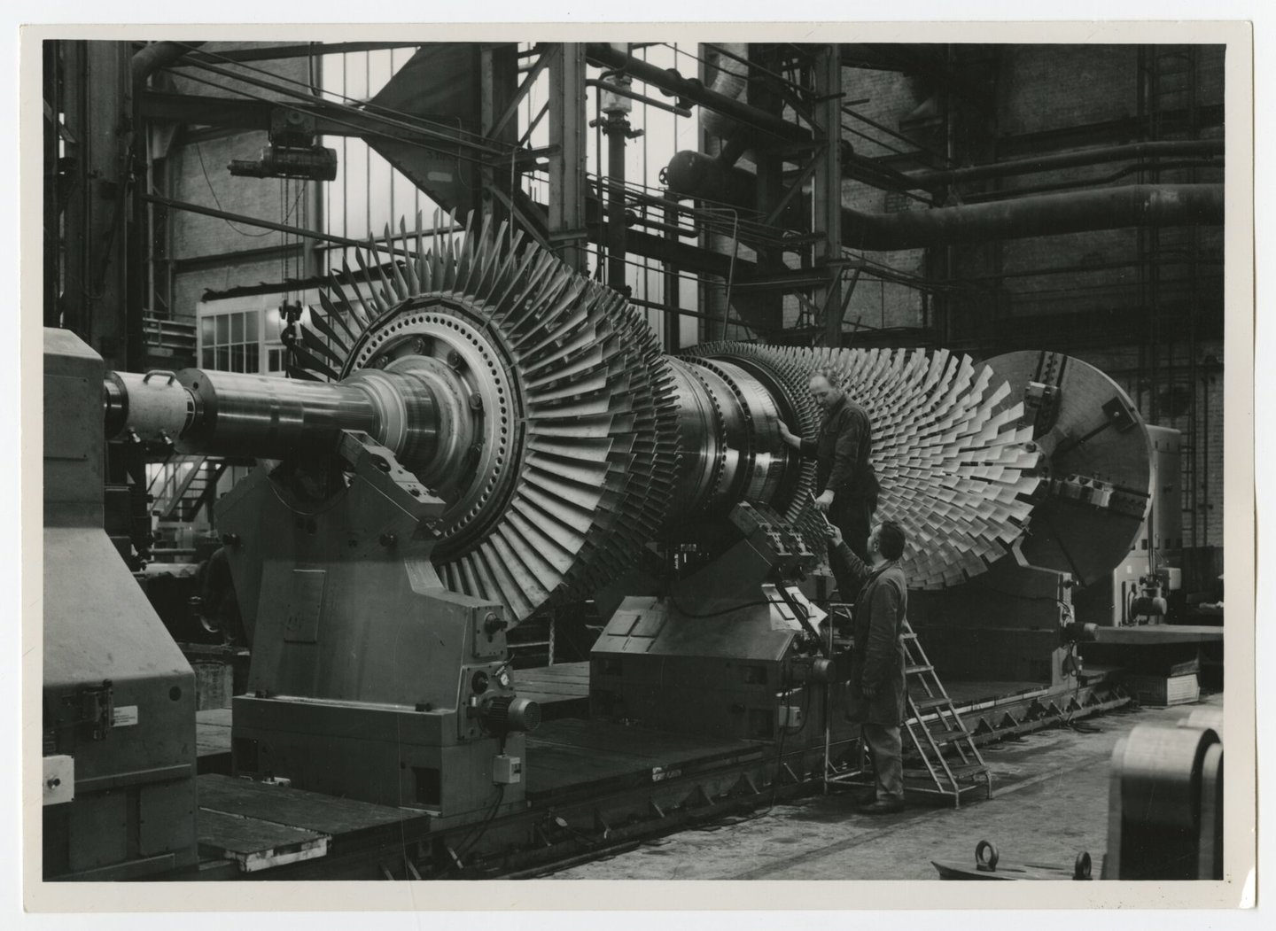 Assemblage van gasturbine in een montagehal van machinebouwer ACEC-Westinghouse in Gent