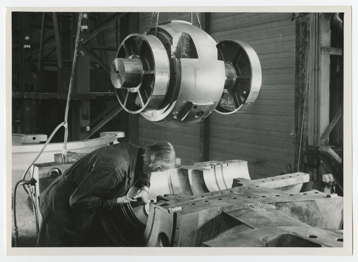 Assemblage van gasturbine in een montagehal van machinebouwer ACEC-Westinghouse in Gent