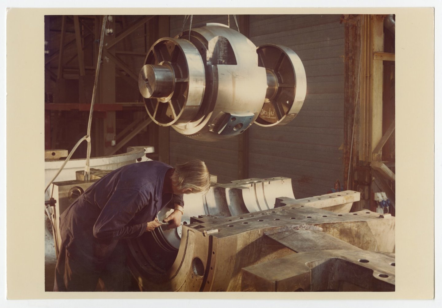 Assemblage van gasturbine in een montagehal van machinebouwer ACEC-Westinghouse in Gent