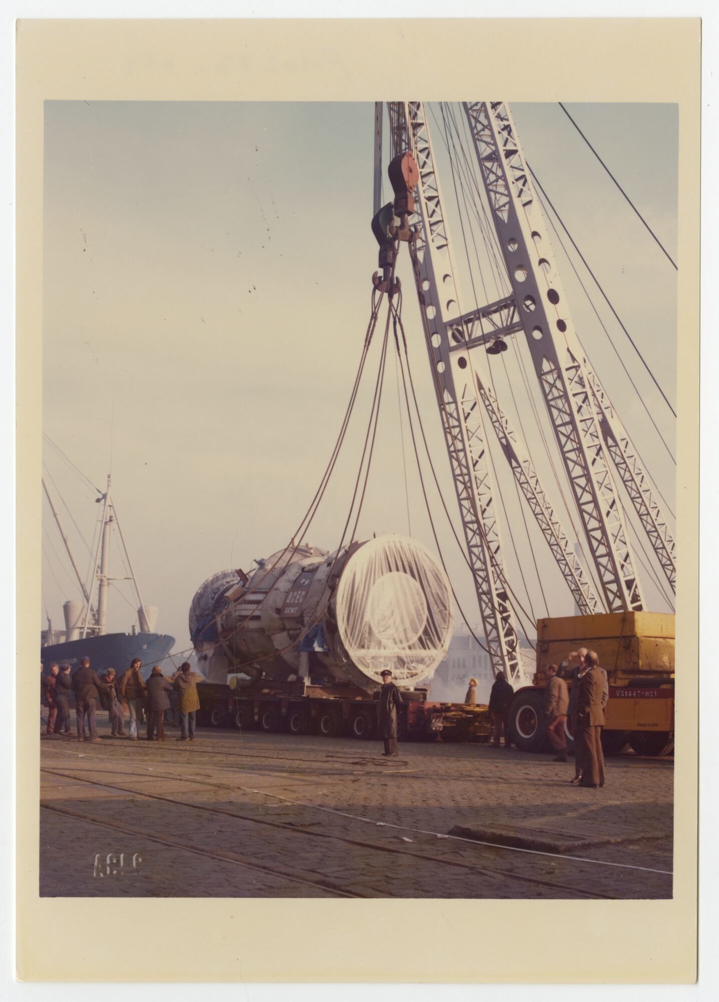 Transport van gasturbine geproduceerd door machinebouwer ACEC-Westinghouse in Gent