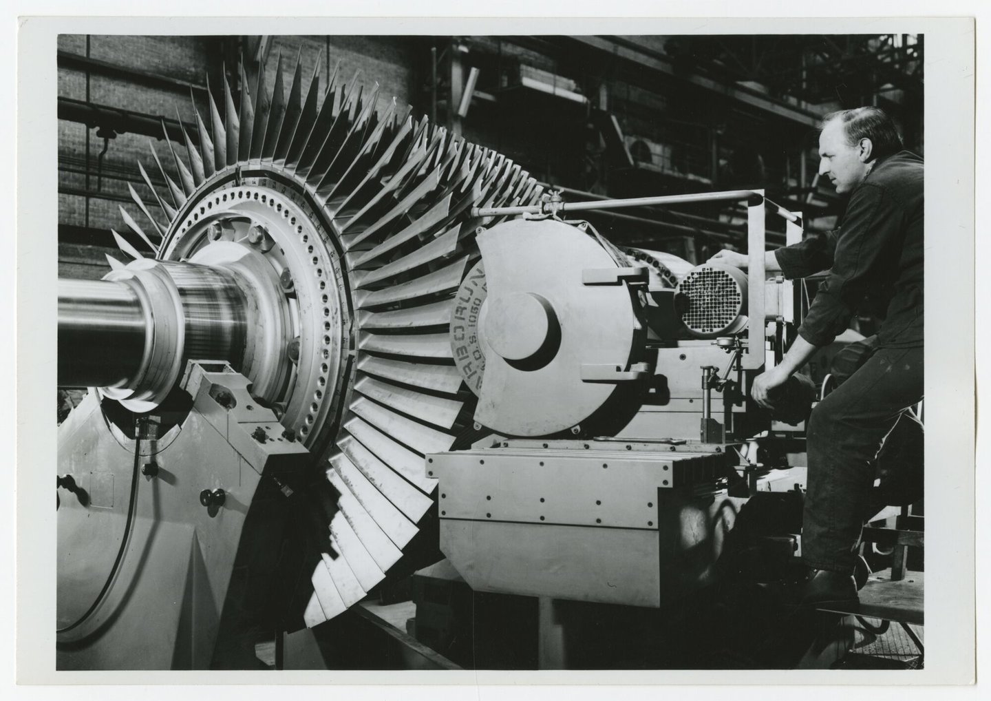 Assemblage van gasturbine in een montagehal van machinebouwer ACEC-Westinghouse in Gent