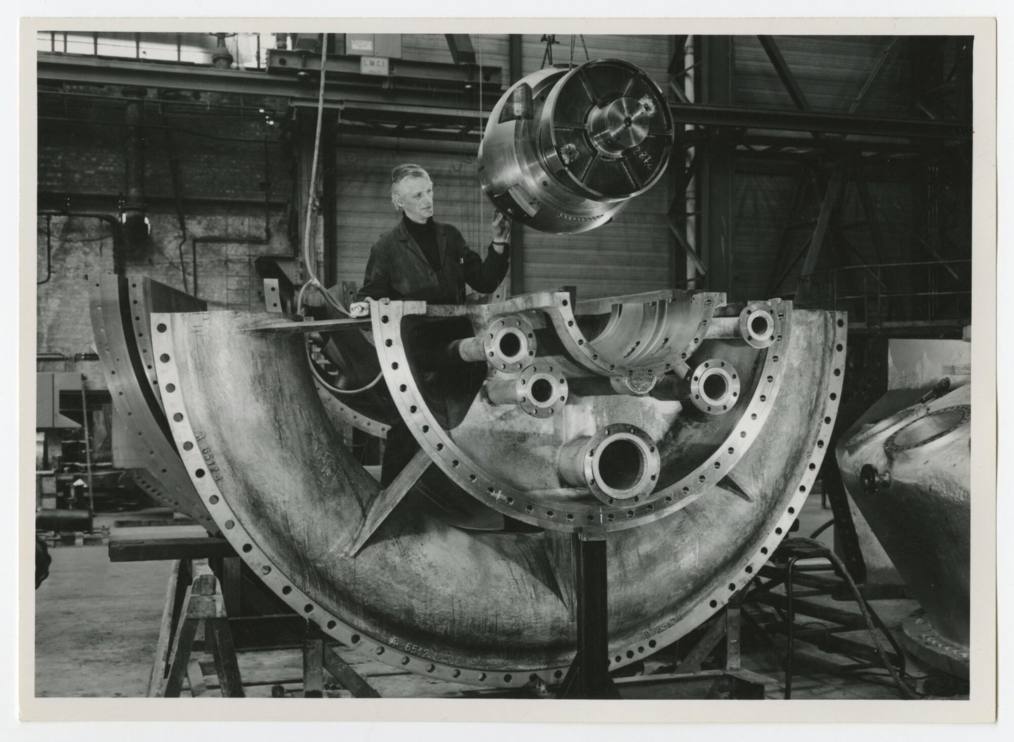 Assemblage van gasturbine in een montagehal van machinebouwer ACEC-Westinghouse in Gent