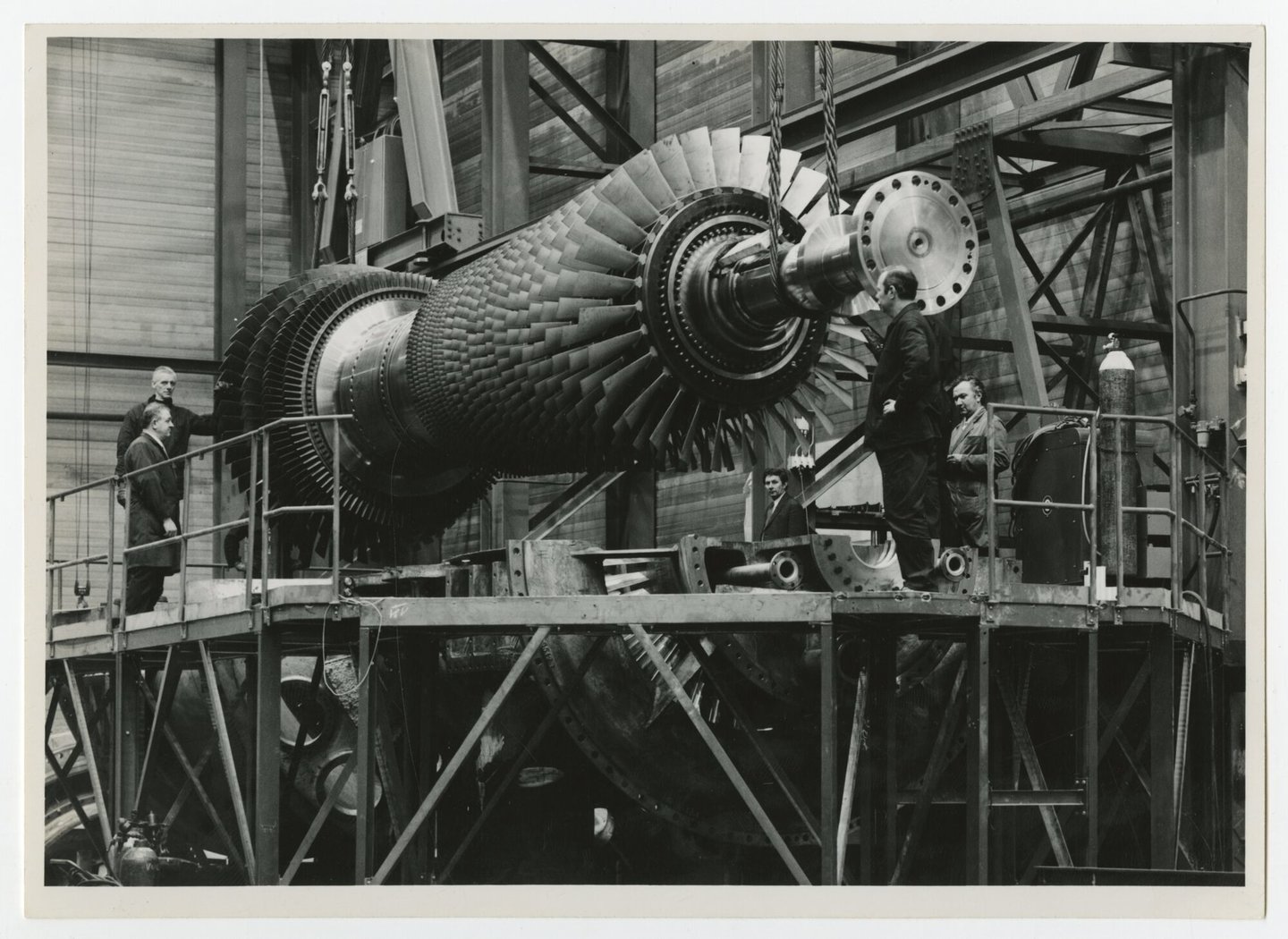 Assemblage van gasturbine in een montagehal van machinebouwer ACEC-Westinghouse in Gent