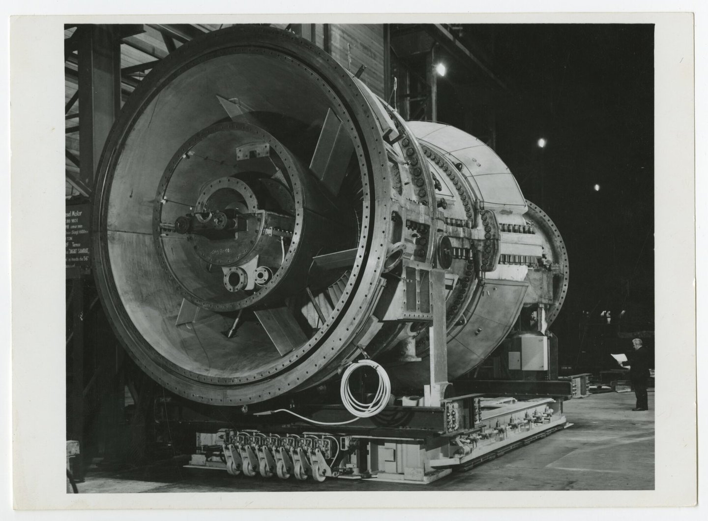 Assemblage van gasturbine in een montagehal van machinebouwer ACEC-Westinghouse in Gent