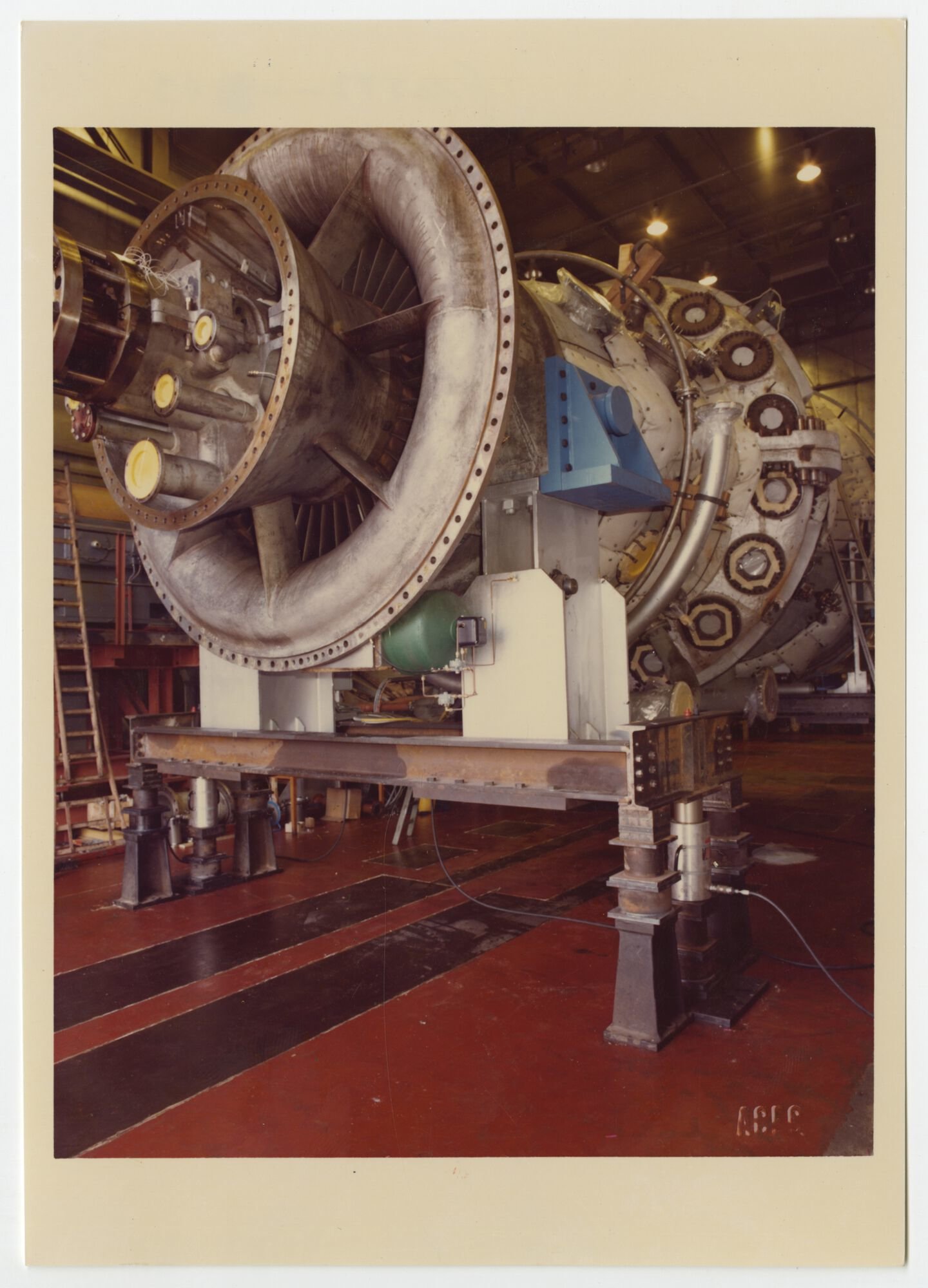 Assemblage van gasturbine in een montagehal van machinebouwer ACEC-Westinghouse in Gent