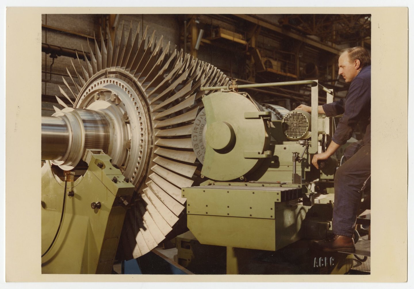 Assemblage van gasturbine in een montagehal van machinebouwer ACEC-Westinghouse in Gent