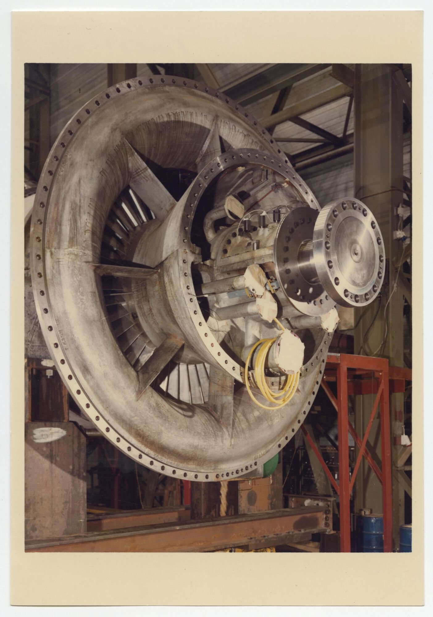 Assemblage van gasturbine in een montagehal van machinebouwer ACEC-Westinghouse in Gent