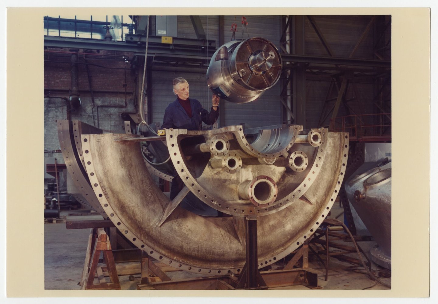 Assemblage van gasturbine in een montagehal van machinebouwer ACEC-Westinghouse in Gent