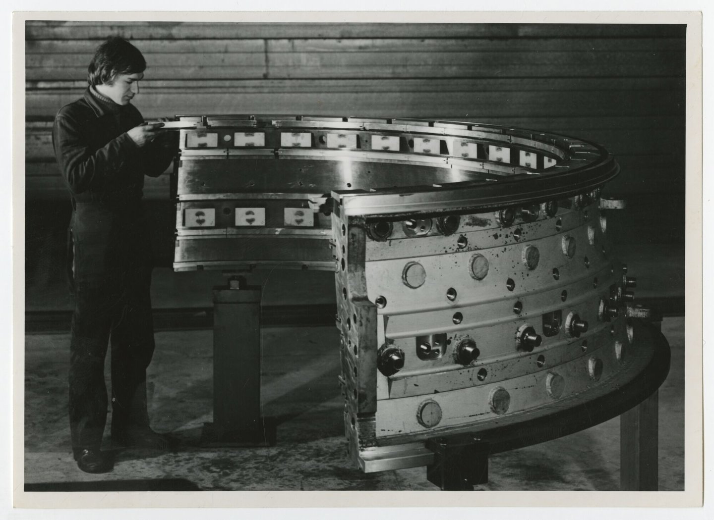 Assemblage van gasturbine in een montagehal van machinebouwer ACEC-Westinghouse in Gent