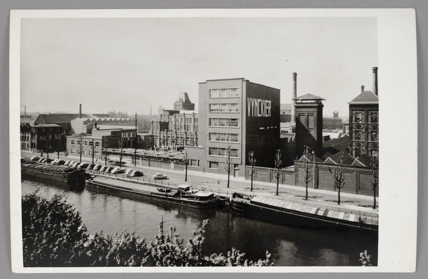 Zicht op de fabrieksgebouwen van producent van elektrisch schakelmateriaal Vynckier in Gent