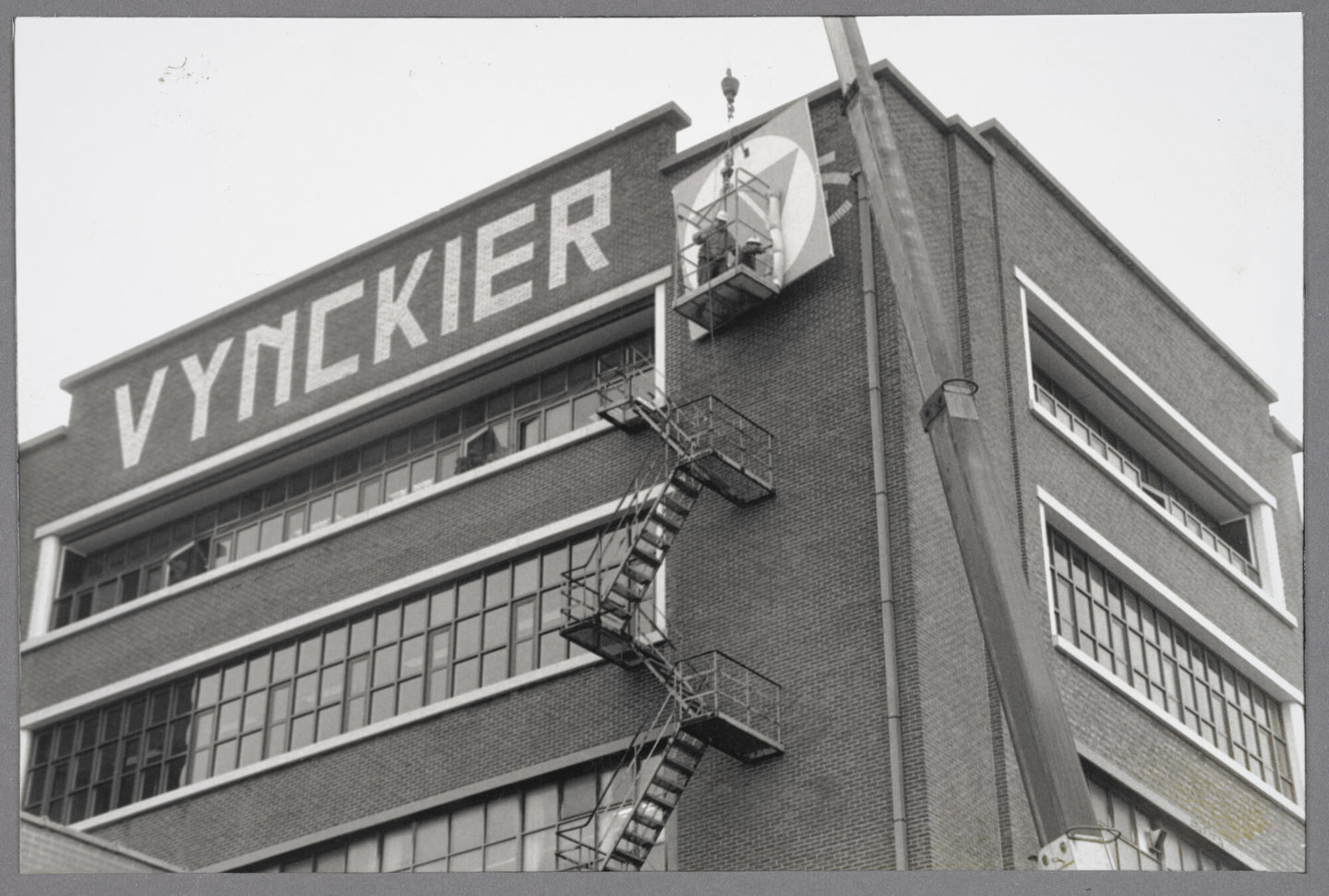 Weghalen van logo bij producent van elektrisch schakelmateriaal Vynckier in Gent